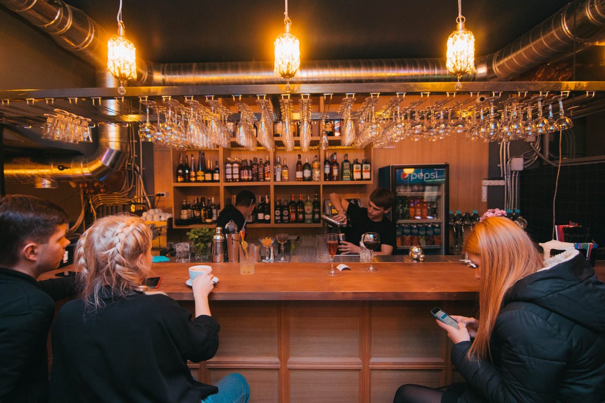 Бармены в Stairway Bar - это ваши друзья и самые интересные собеседники в любой вечер
