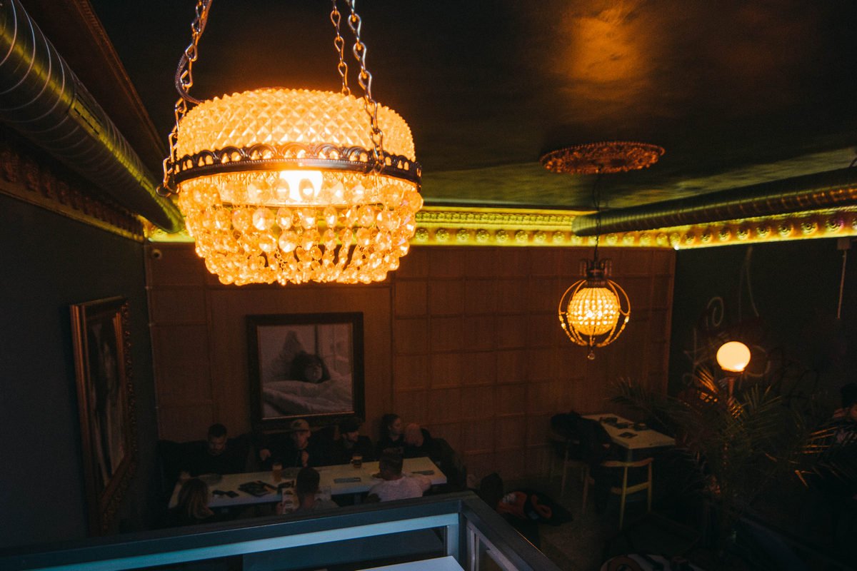 На третьем уровне Stairway Bar можно посидеть большой компанией