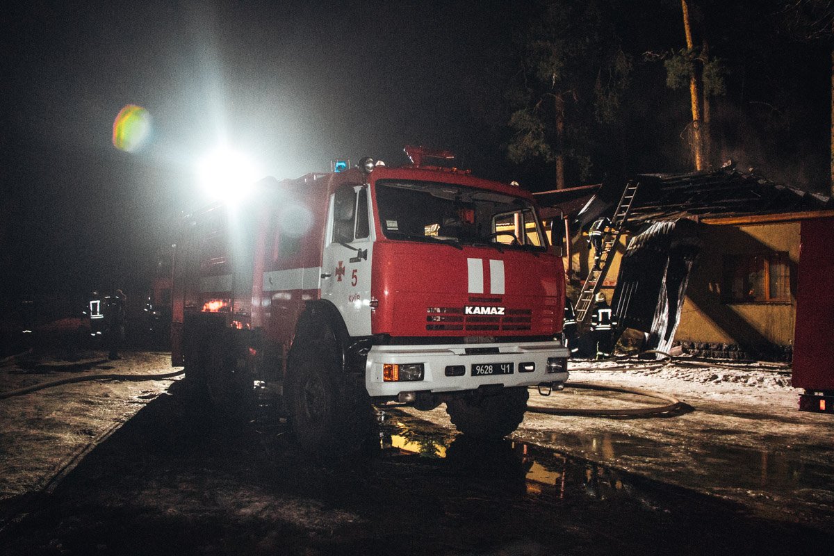 В пятницу, 7 декабря, в Киеве в Дарницком районе произошел пожар В пятницу, 7 декабря, в Киеве в Дарницком районе произошел пожар