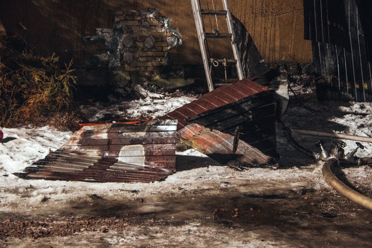 Огонь с печи перешел на крышу и распространился по всему помещению Огонь с печи перешел на крышу и распространился по всему помещению