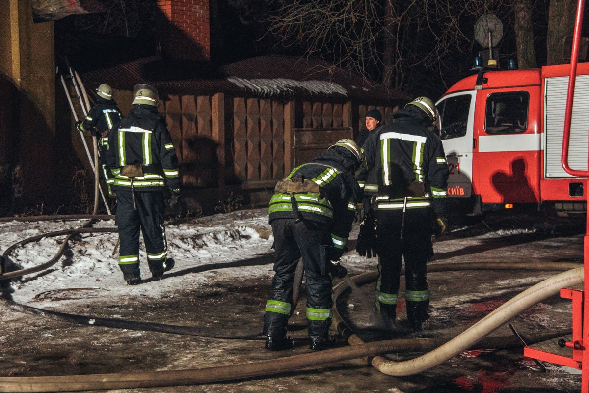 На место прибыли пять единиц пожарно-спасательной техники и более 20 сотрудников ГСЧС На место прибыли пять единиц пожарно-спасательной техники и более 20 сотрудников ГСЧС