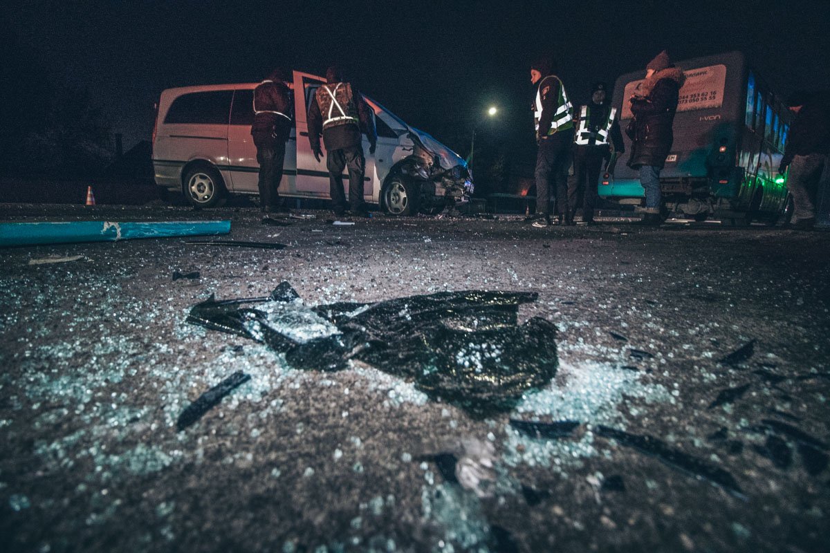 Столкнулись внедорожник, легковушка, микроавтобус и маршрутка