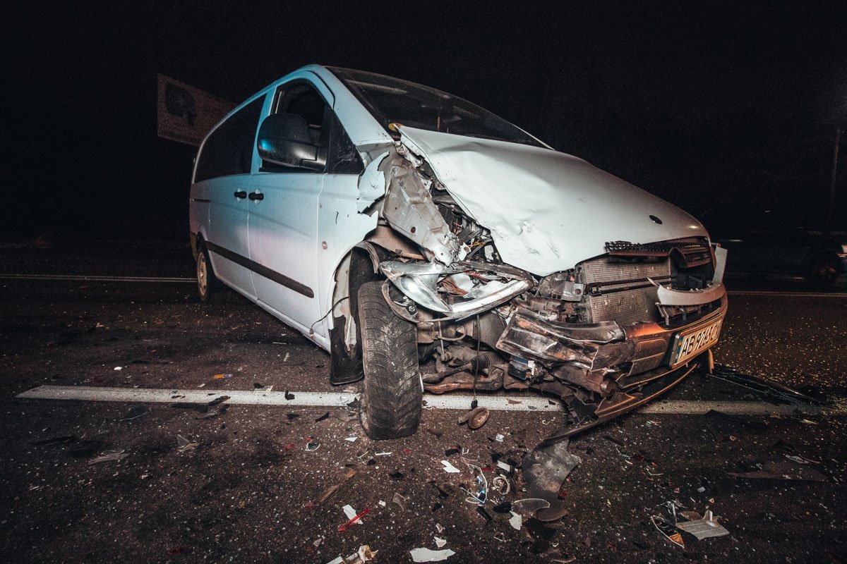 У микроавтобуса Mercedes полностью разбит передний бампер