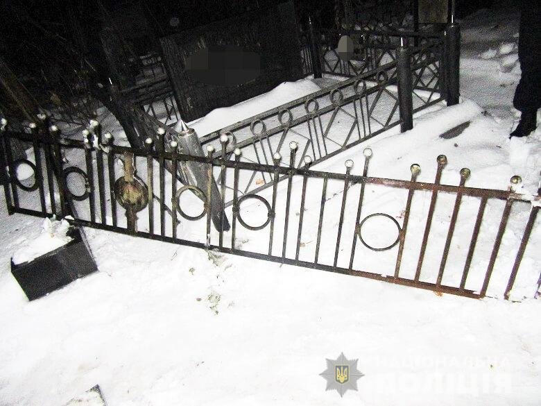 В Киеве в Подольском районе мужчина пытался украсть на кладбище ограждение с могилы В Киеве в Подольском районе мужчина пытался украсть на кладбище ограждение с могилы