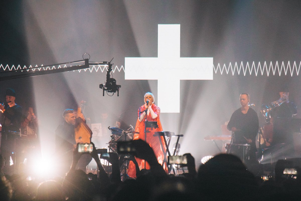 Отдельно стоит отметить шоу, которое команда артистки подготовила специально для киевского концерта