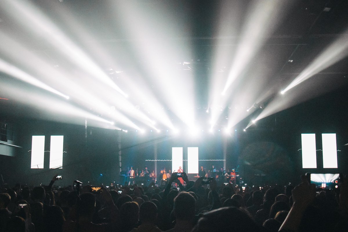 Оно очень гармонично влилось в общую картину происходящего, а постоянное изменение проекций только подчеркивало суть песен