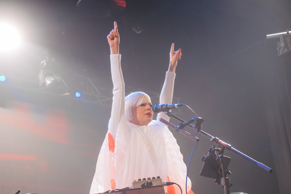 Поклонники с первой песни начали тепло реагировать и взаимодействовать с музыкантами