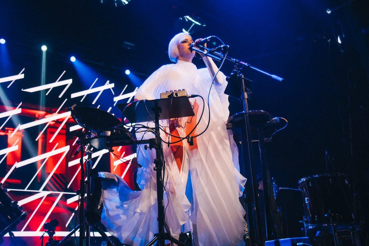 Например, композиция Strum раскачала зал «на ура»