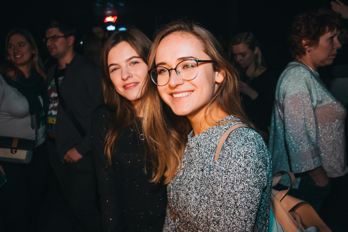 На классные концерты нужно ходить с не менее классными подружками На классные концерты нужно ходить с не менее классными подружками