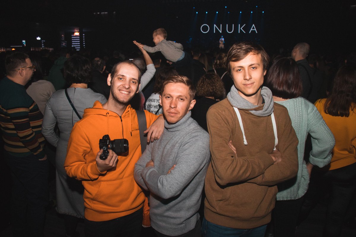 Идеальное фото: Onuka, ее маленький поклонник и целых три оператора Информатора! Идеальное фото: Onuka, ее маленький поклонник и целых три оператора Информатора!