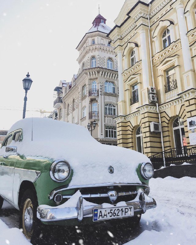 Машинка чуть не успела спрятаться. Фото: @sergij_badboy