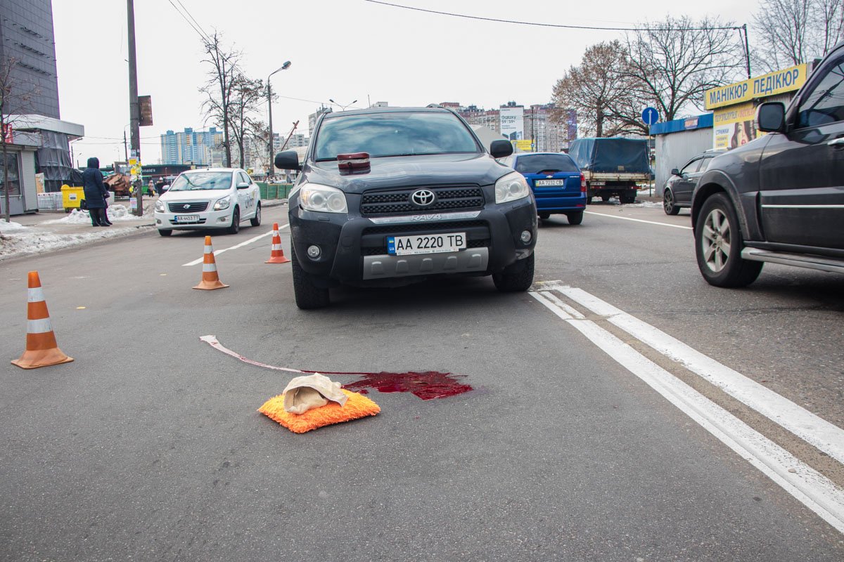 Водитель не заметила переходившего дорогу пешехода и сбила его