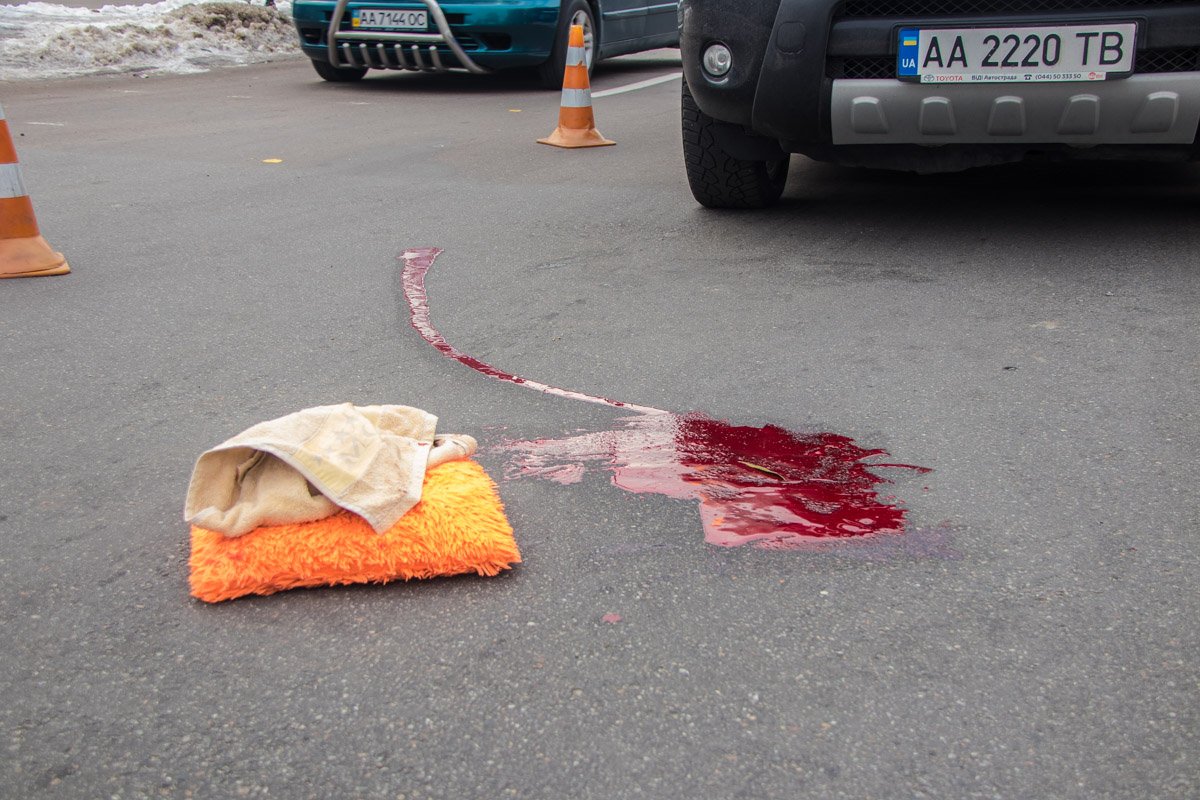 От удара мужчина упал на асфальт и сильно ударился головой