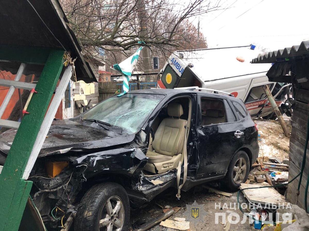 В городе Житомир на пересечении улиц Мазепы и Домбровского произошла авария с участием автомобиля "скорой" помощи и Hyundai Santa Fe