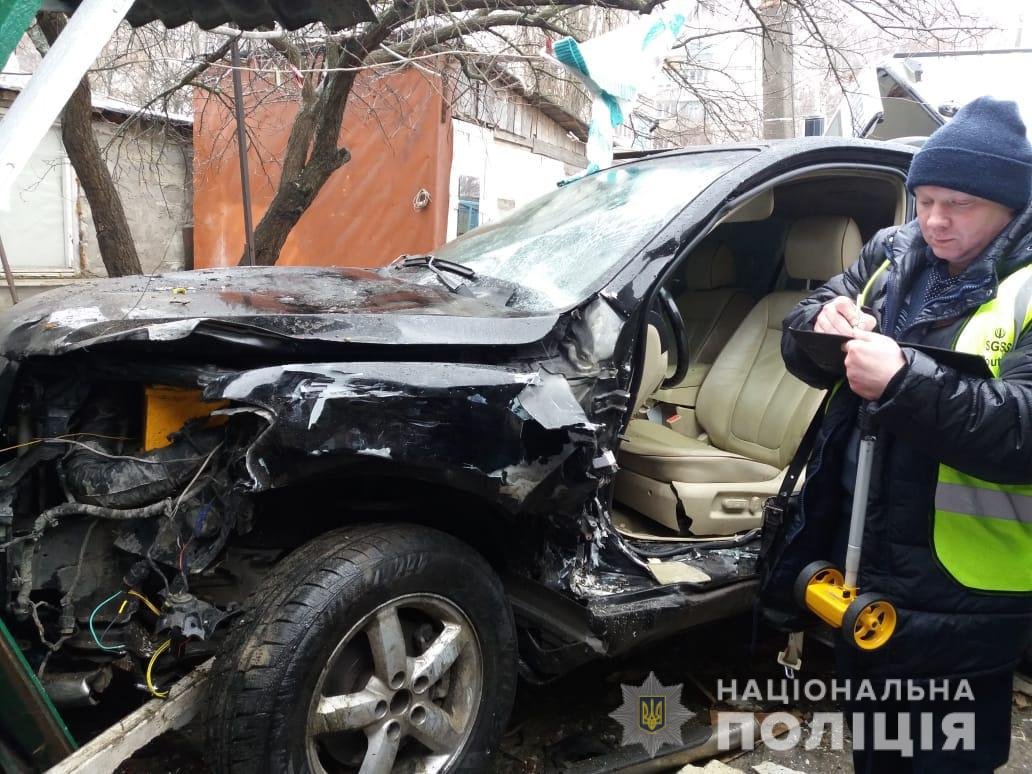 На перекрестке машины столкнулись, вылетели с дороги и врезались в частный дом