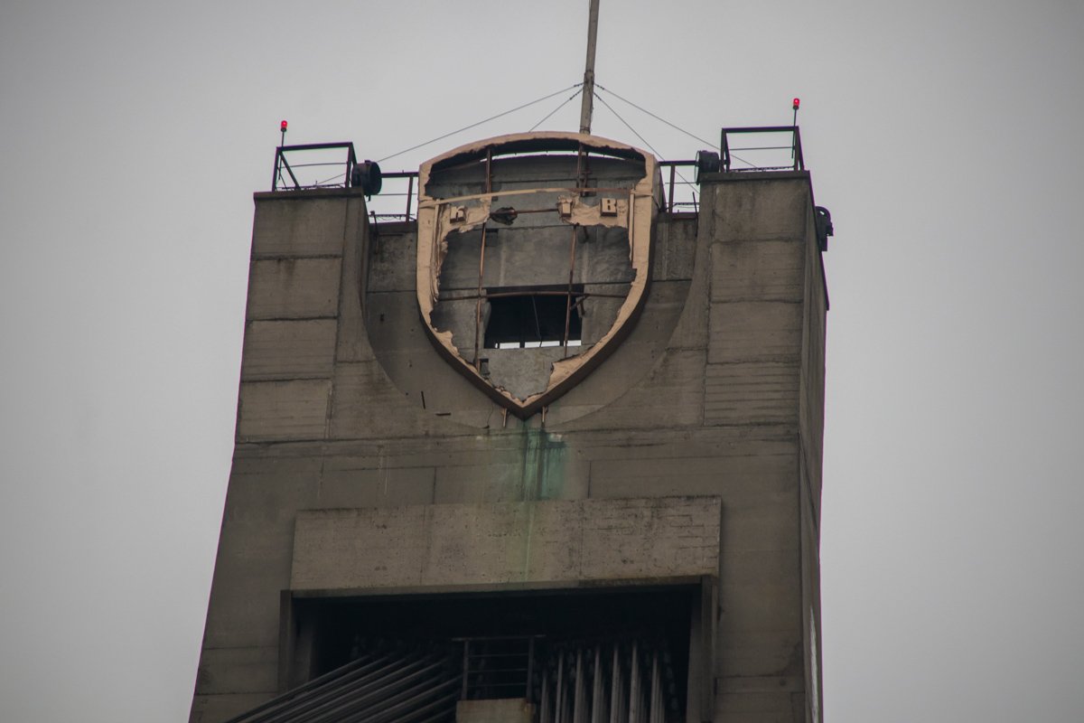 Шесть экстремалов забрались на Северный мост в Киеве