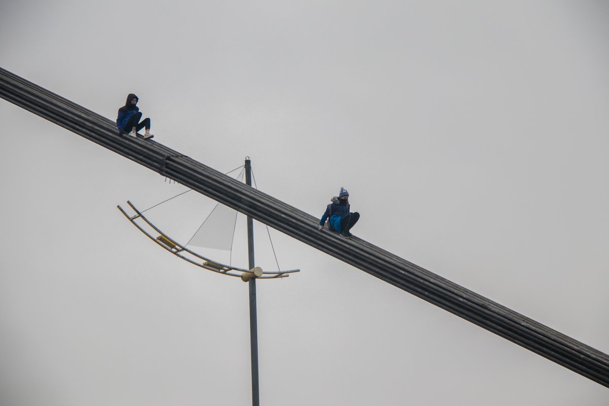 Заметив, что прибывшие правоохранители удалились, экстремалы начали свой спуск