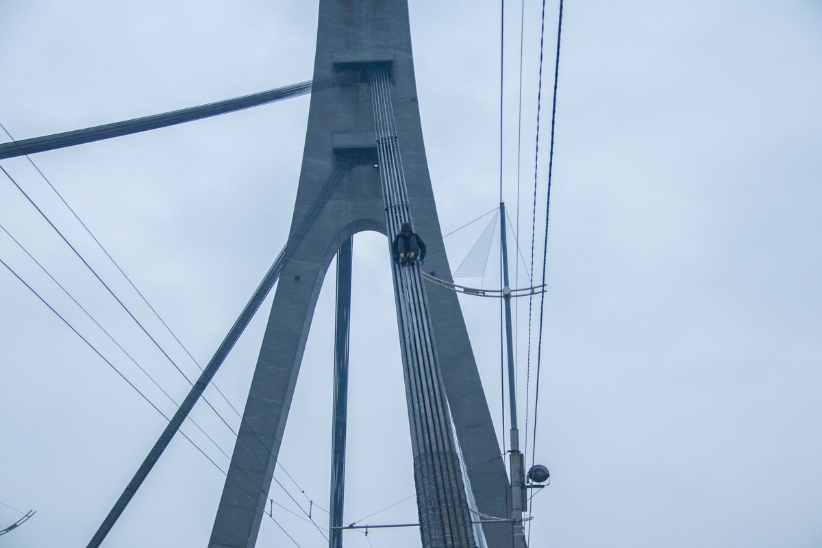 Один парень из группы спускался последним и двигался медленнее всех