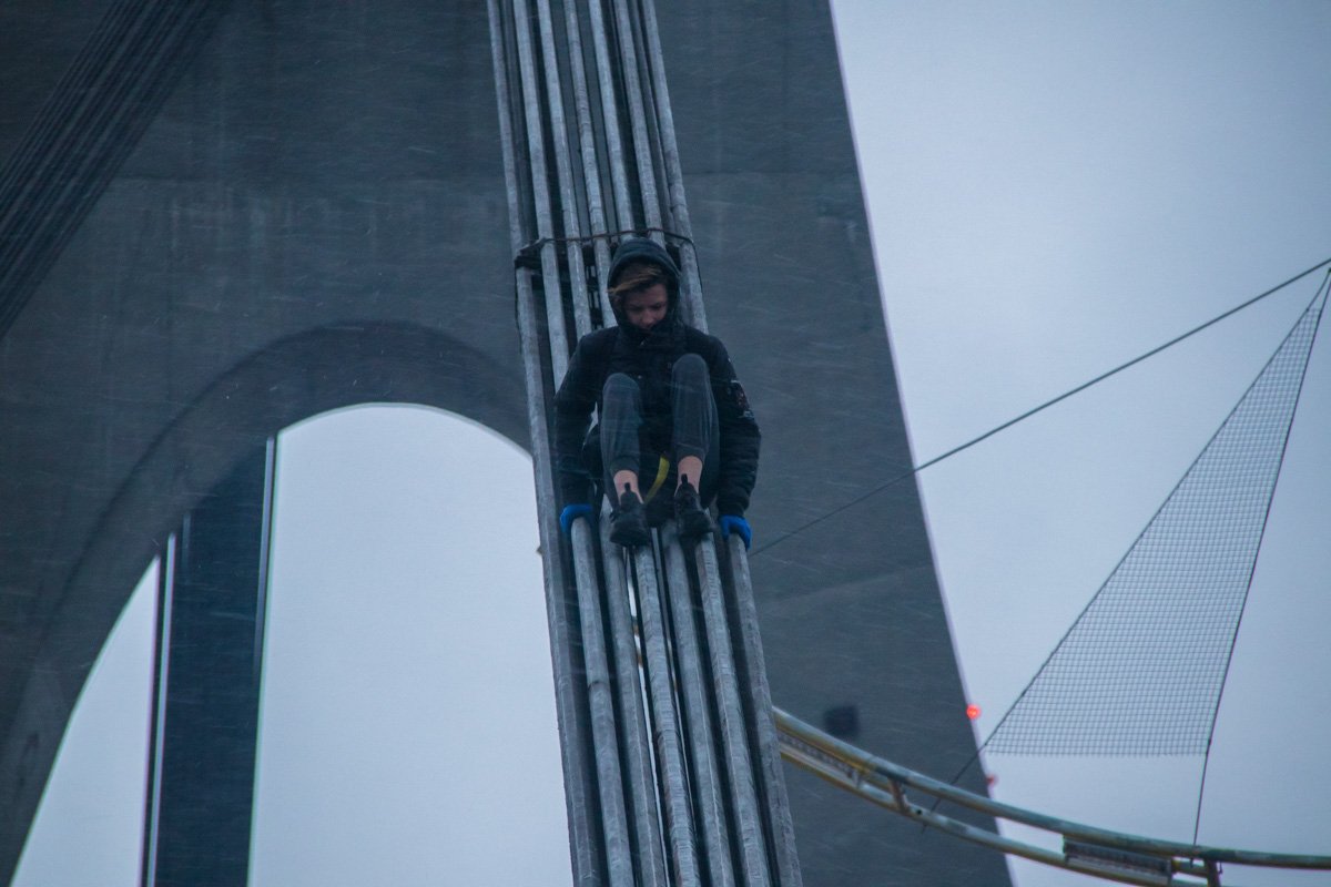 Просидев на вершине минут 15, он вновь собрался с духом и начал спуск