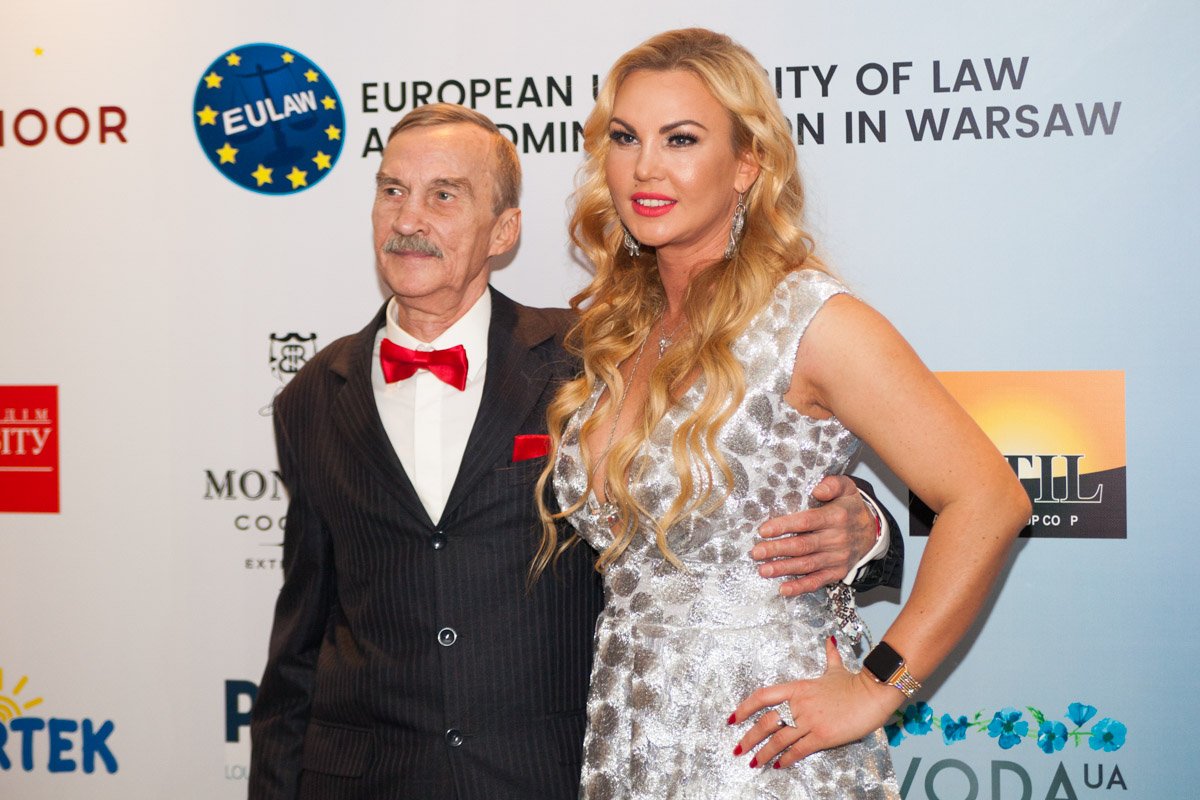 Певица уже несколько лет подряд собирает деньги на помощь детям с проблемами сердца ко Дню Святого Николая Певица уже несколько лет подряд собирает деньги на помощь детям с проблемами сердца ко Дню Святого Николая