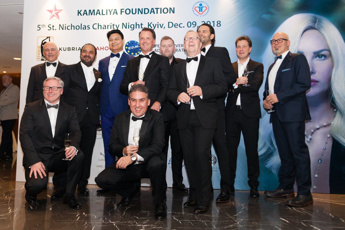 Разноообразие мужских образов оказалось немного скуднее: все они появились в строгих костюмах и светлых рубашках Разноообразие мужских образов оказалось немного скуднее: все они появились в строгих костюмах и светлых рубашках