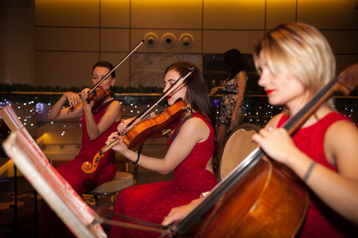 Чтобы скрасить ожидание начала, в холле играли четыре обворожительные девушки из струнного квартета Чтобы скрасить ожидание начала, в холле играли четыре обворожительные девушки из струнного квартета