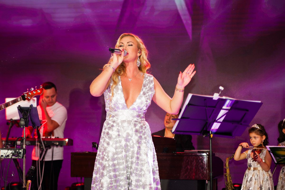 На сцену, вместе со звездной мамой, вышли и маленькие дочери певицы — двойняшки Арабелла и Мирабелла На сцену, вместе со звездной мамой, вышли и маленькие дочери певицы — двойняшки Арабелла и Мирабелла