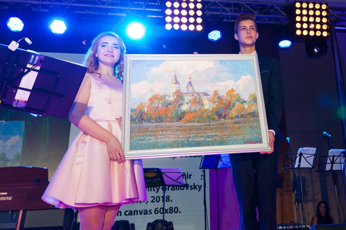 Кстати, первый лот (картина маслом) был продан за 1000 долларов Кстати, первый лот (картина маслом) был продан за 1000 долларов