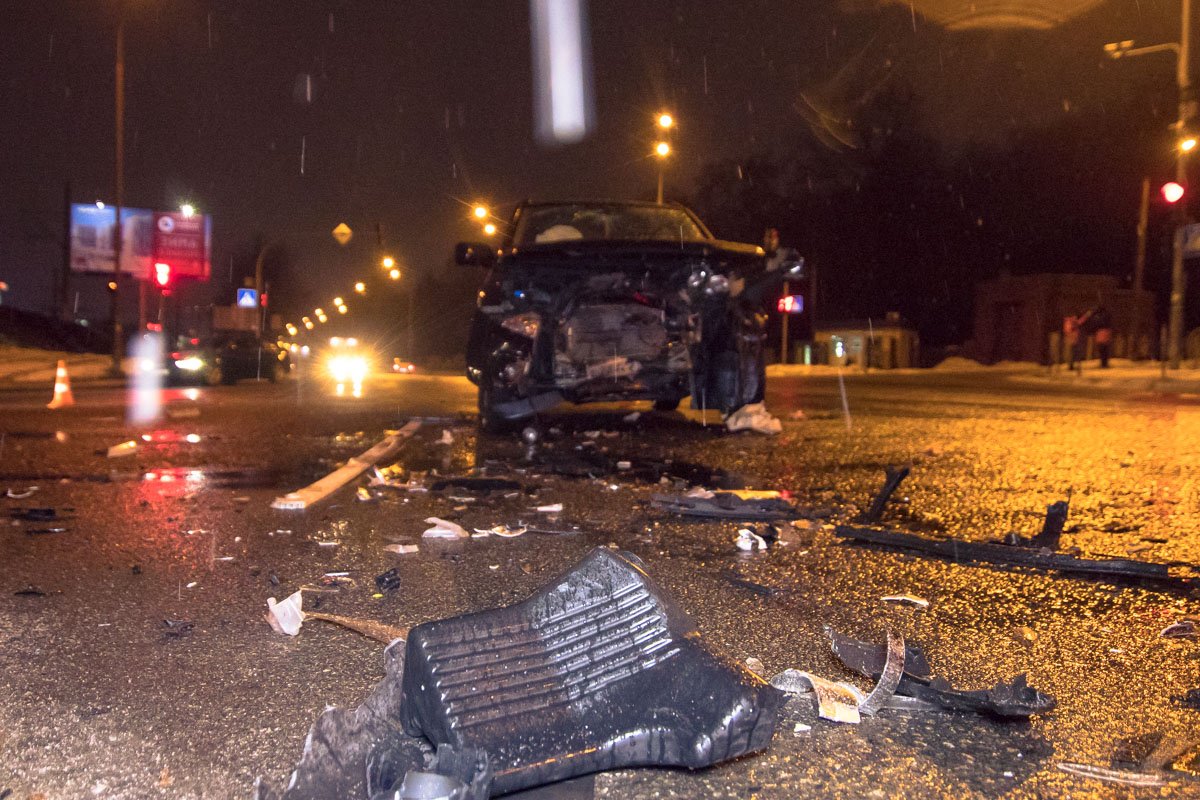 Двоих пассажиров Suzuki забрал автомобиль скорой помощи Двоих пассажиров Suzuki забрал автомобиль скорой помощи