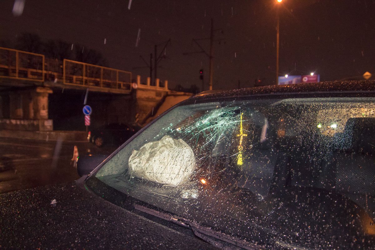 Удар был такой силы, что "немца" отбросило на несколько метров на встречную полосу Удар был такой силы, что "немца" отбросило на несколько метров на встречную полосу