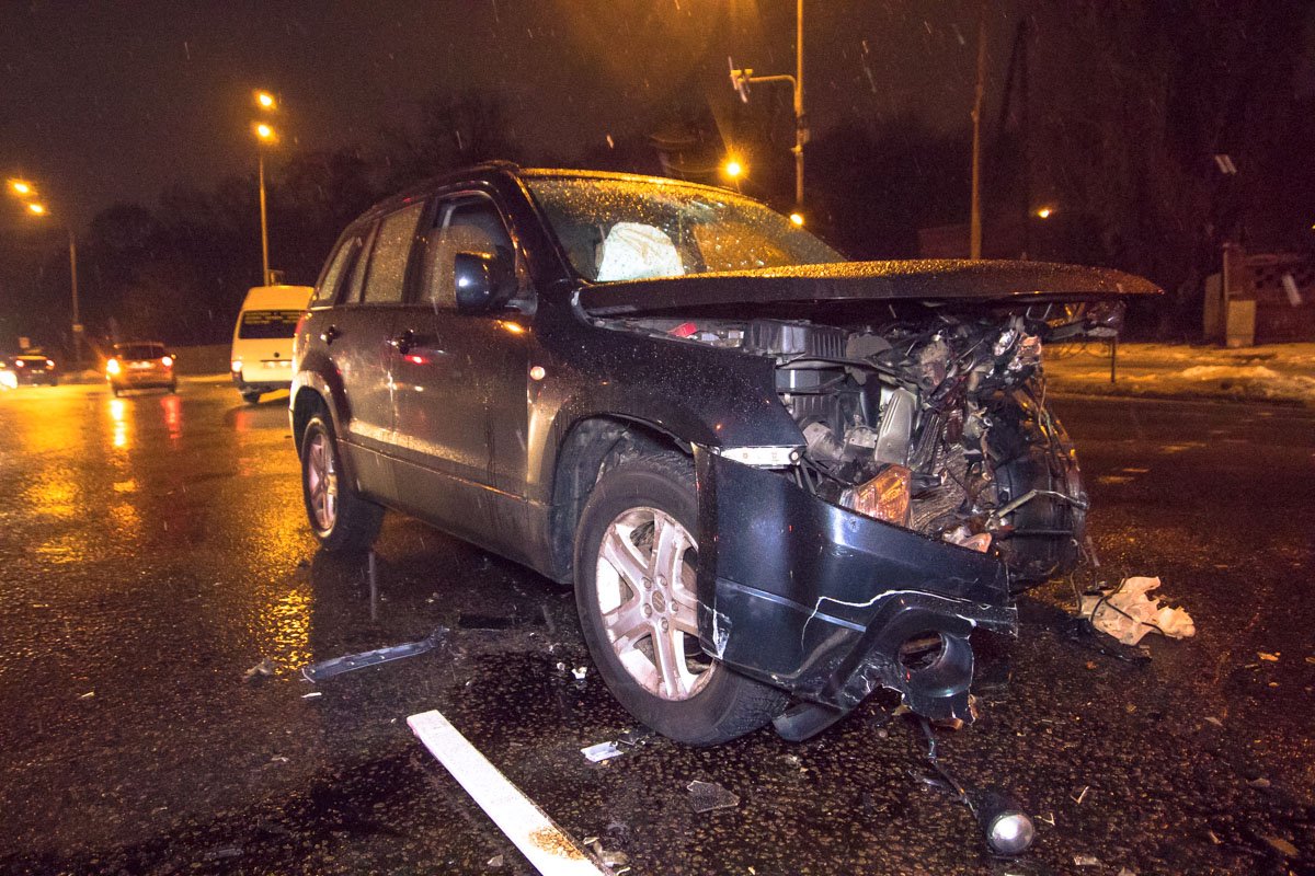 В результате аварии пострадали двое пассажиров Suzuki В результате аварии пострадали двое пассажиров Suzuki