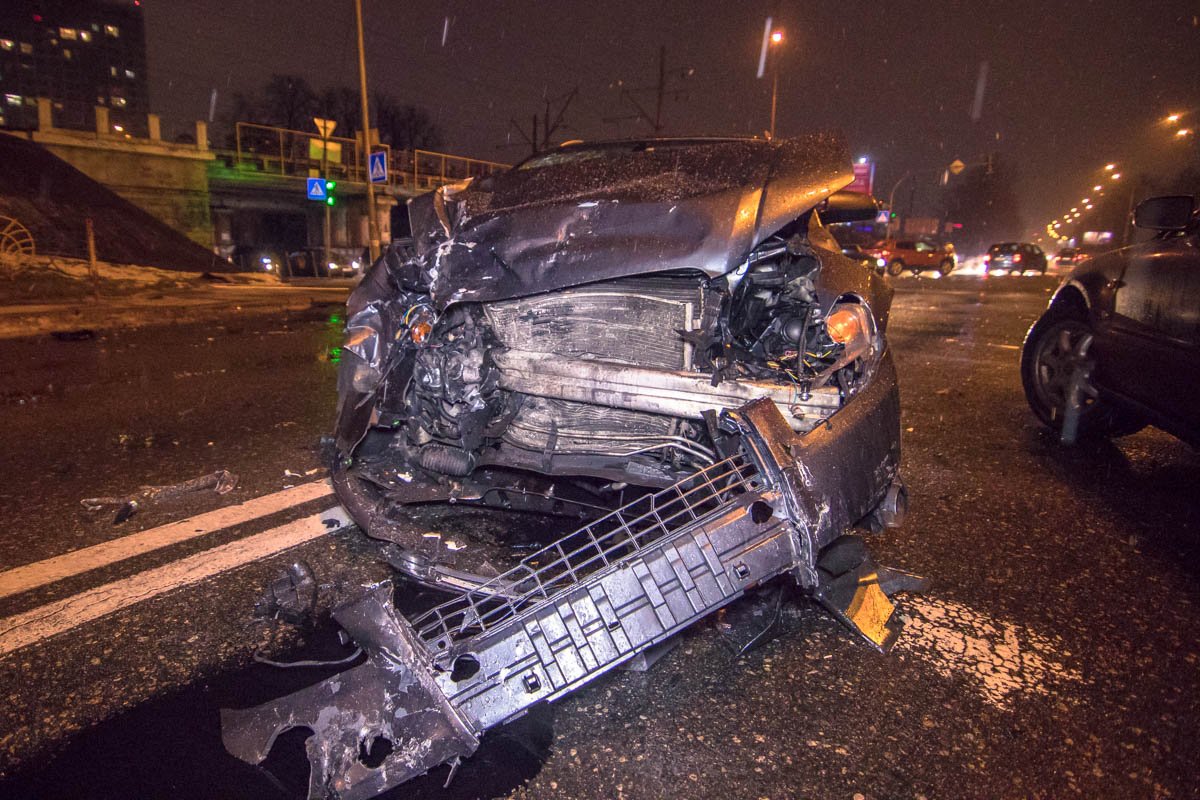 На месте работал экипаж патрульной полиции, "скорая", и следственно-оперативная группа На месте работал экипаж патрульной полиции, "скорая", и следственно-оперативная группа