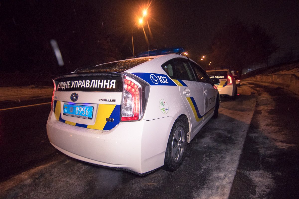 На месте работал экипаж патрульной полиции, "скорая", и следственно-оперативная группа На месте работал экипаж патрульной полиции, "скорая", и следственно-оперативная группа