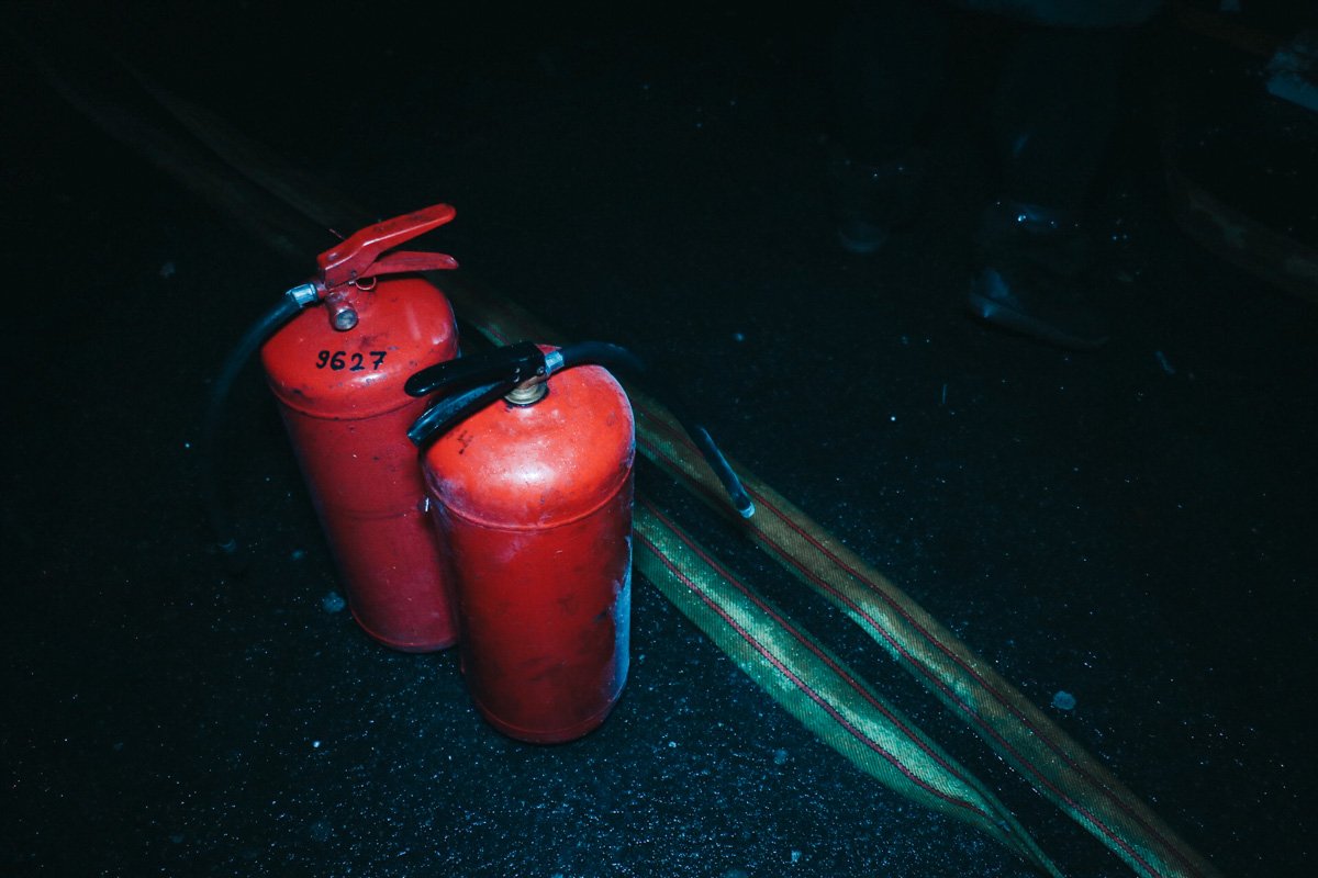 Так как помещение не было обесточено, спасатели работали огнетушителями Так как помещение не было обесточено, спасатели работали огнетушителями