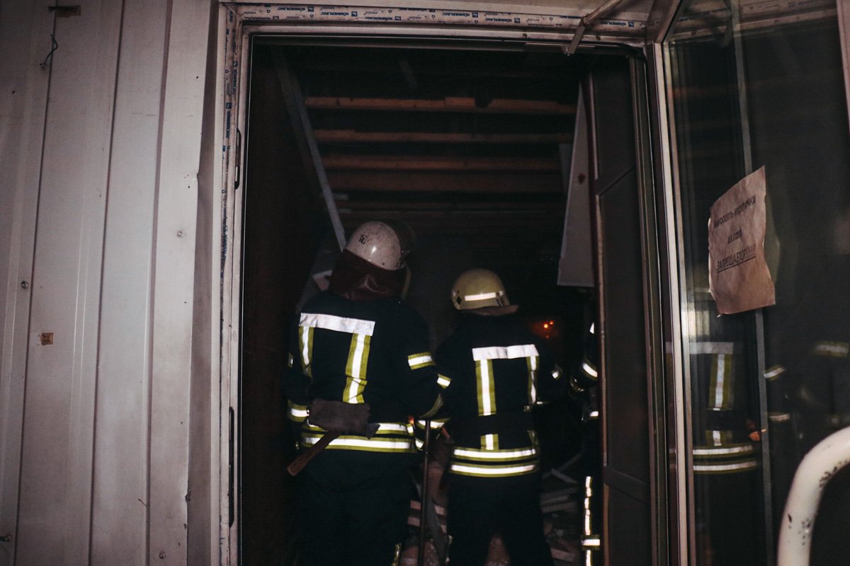 Помимо пожарных, на месте происшествия дежурили сотрудники "Киевэнерго", а также медики и патрульные Помимо пожарных, на месте происшествия дежурили сотрудники "Киевэнерго", а также медики и патрульные