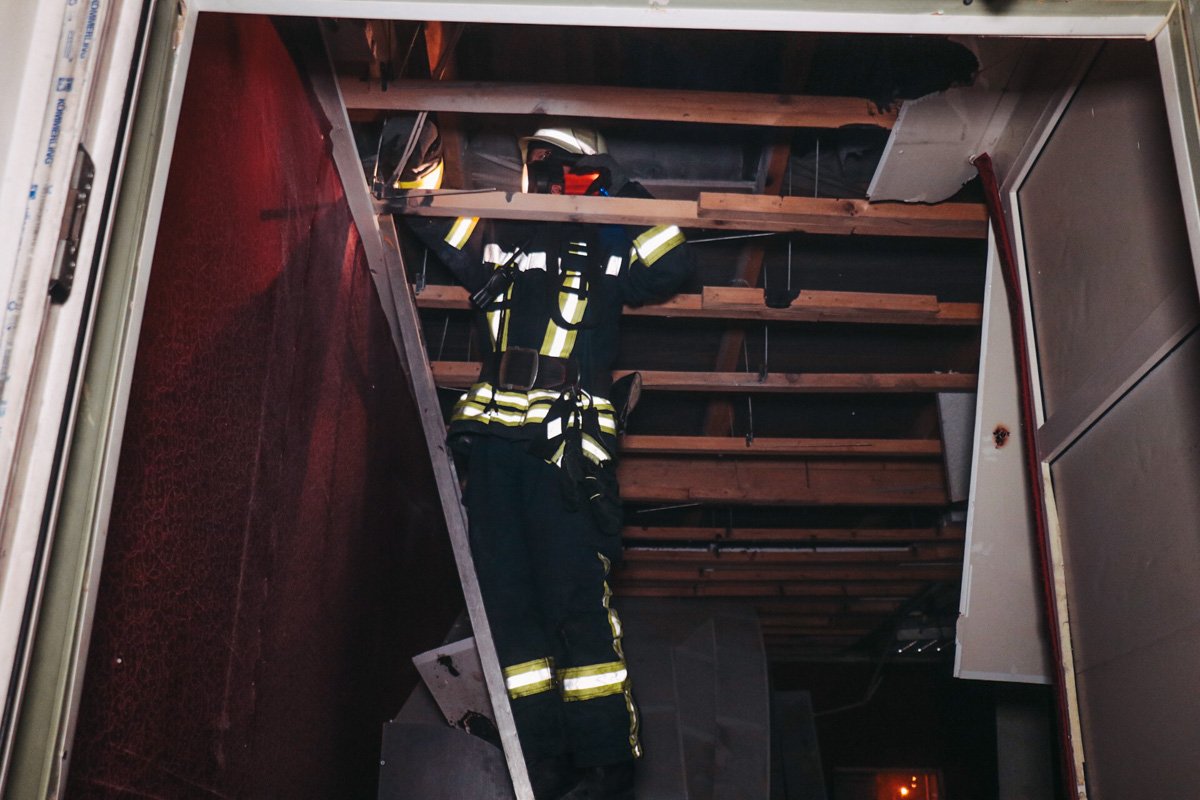 По предварительной информации, пожар охватил потолок помещения По предварительной информации, пожар охватил потолок помещения