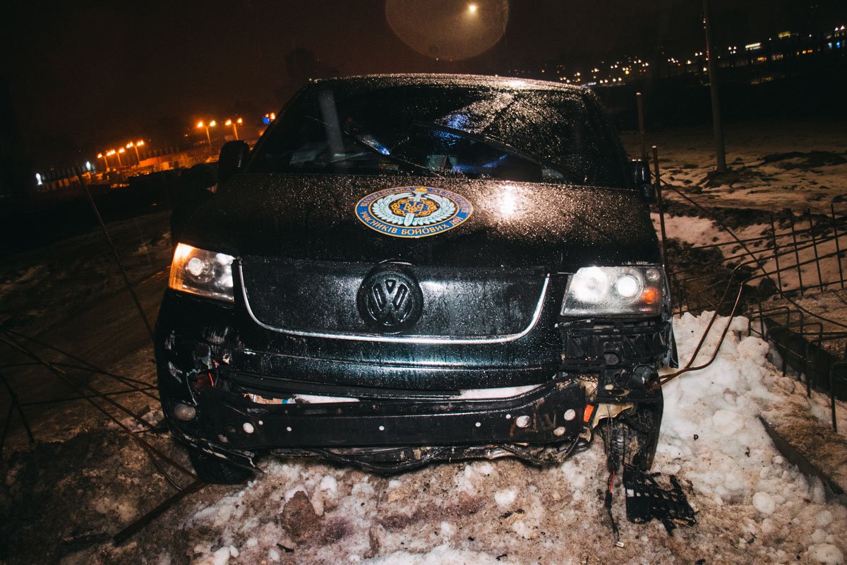 Автомобиль получил повреждения передней части машины