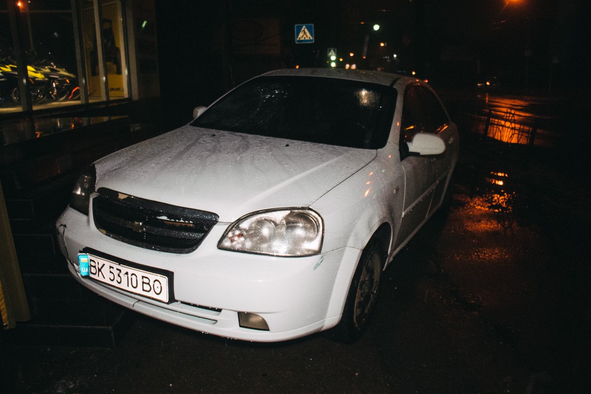 Пока девушка-водитель Hyundai фотографировала повреждения своей машины, ее сбил Shevrolet