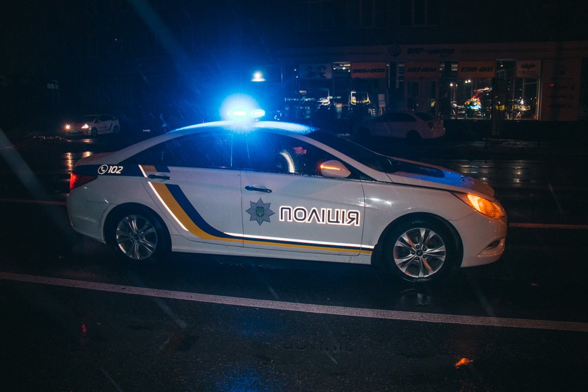 На месте происшествия работают полицейские и медики