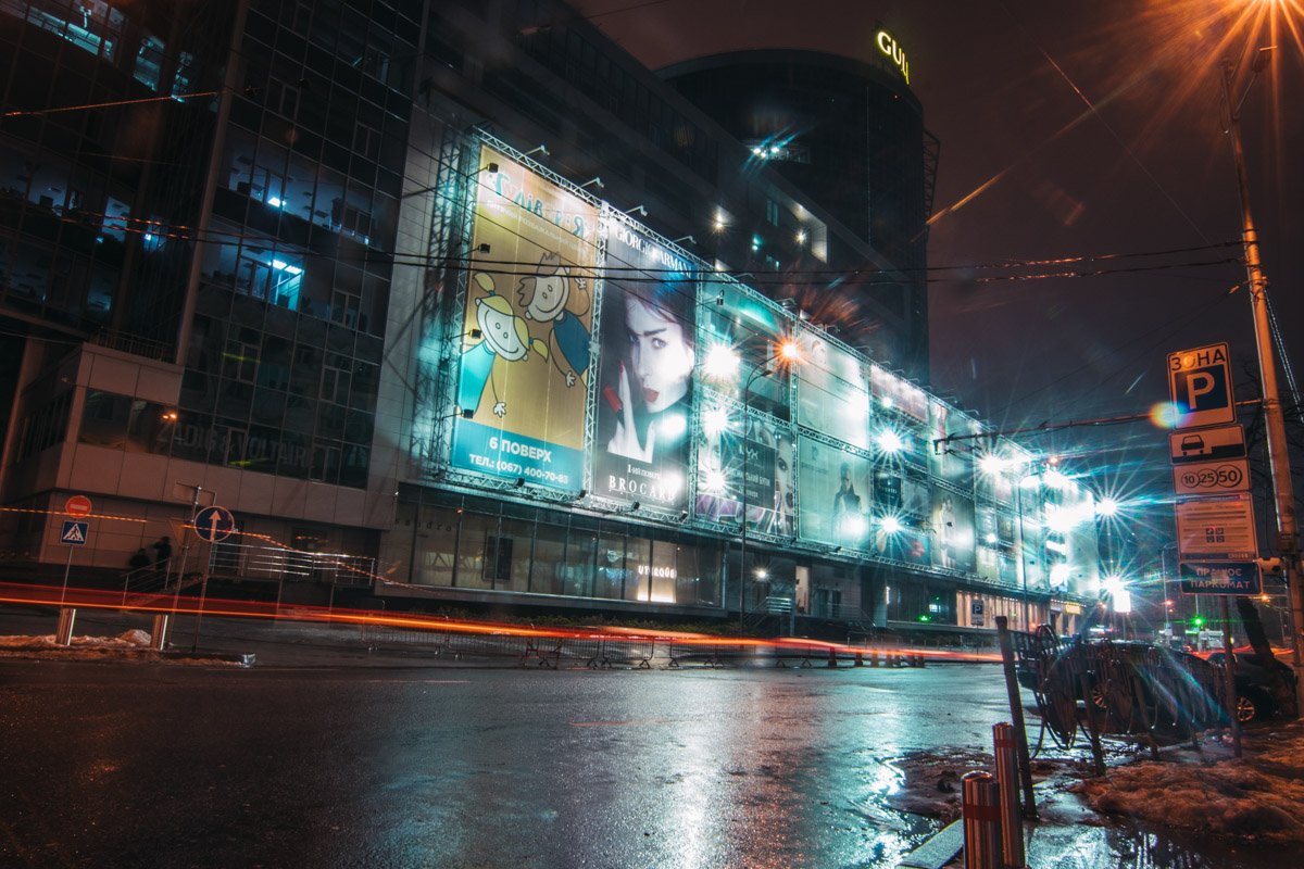 Лишь единичные машины проезжают по ночному городу Лишь единичные машины проезжают по ночному городу