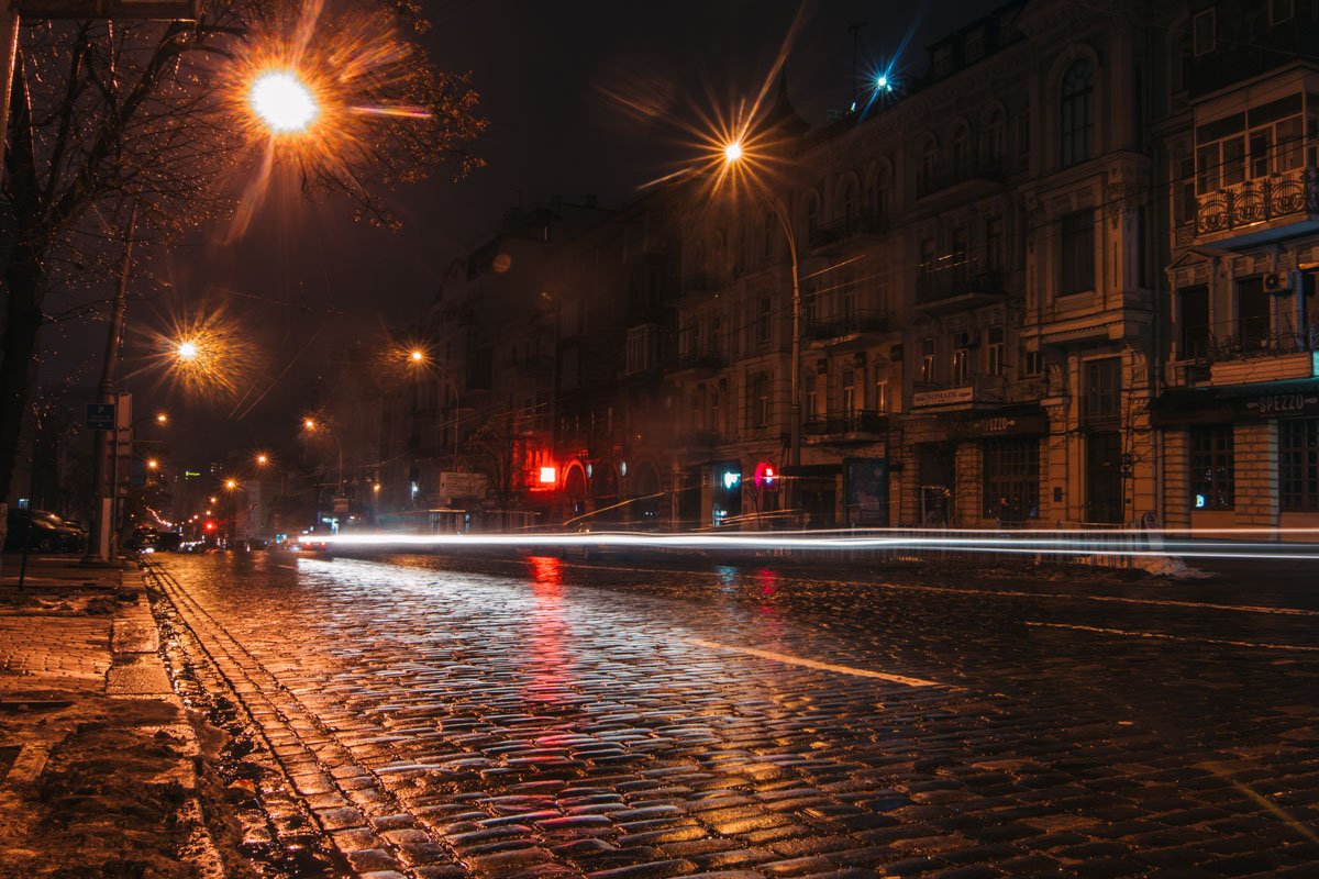 Огни машин прорезают ночную темноту Огни машин прорезают ночную темноту