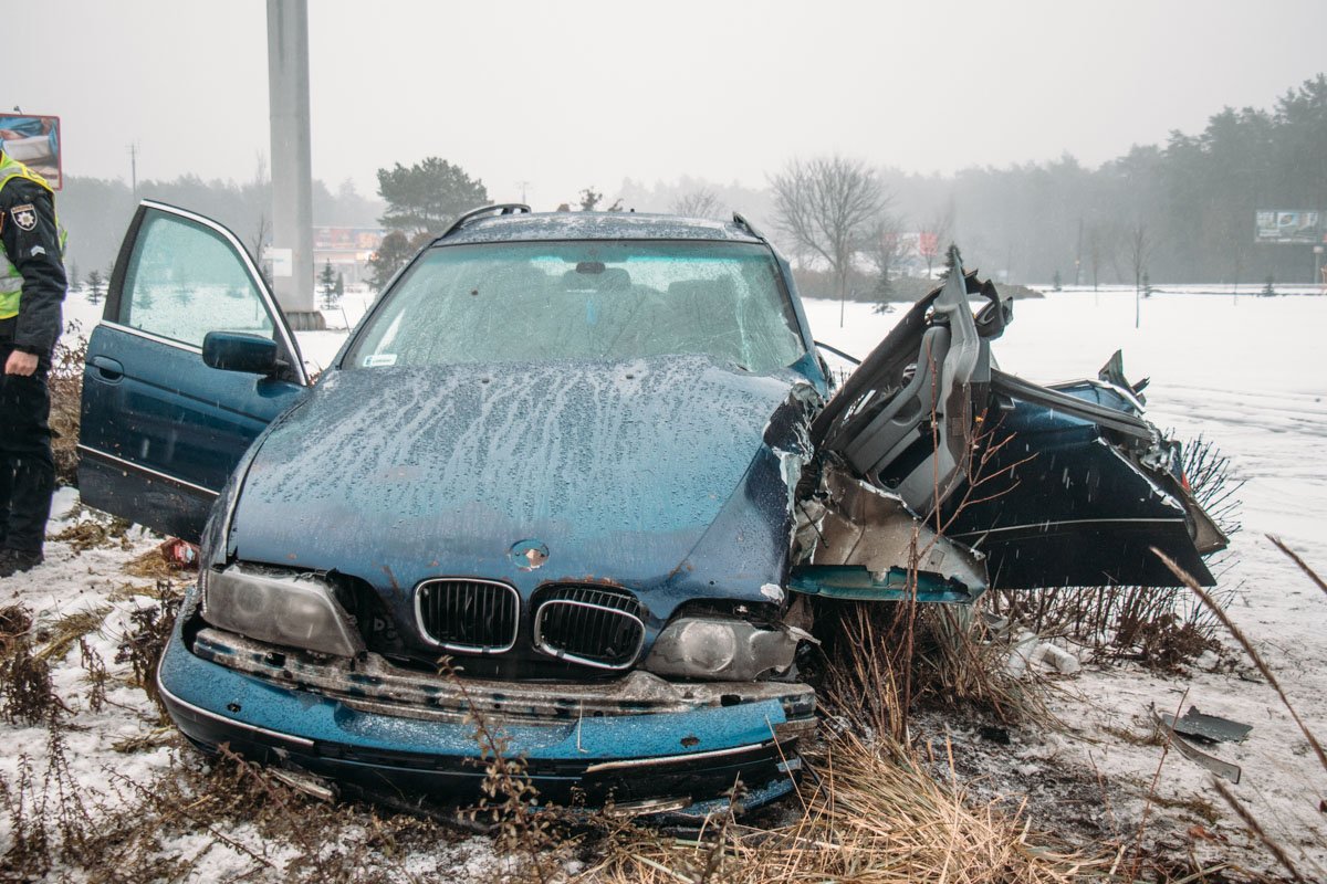Возле станции метро Бориспольская произошла авария с участием автомобиля BMW