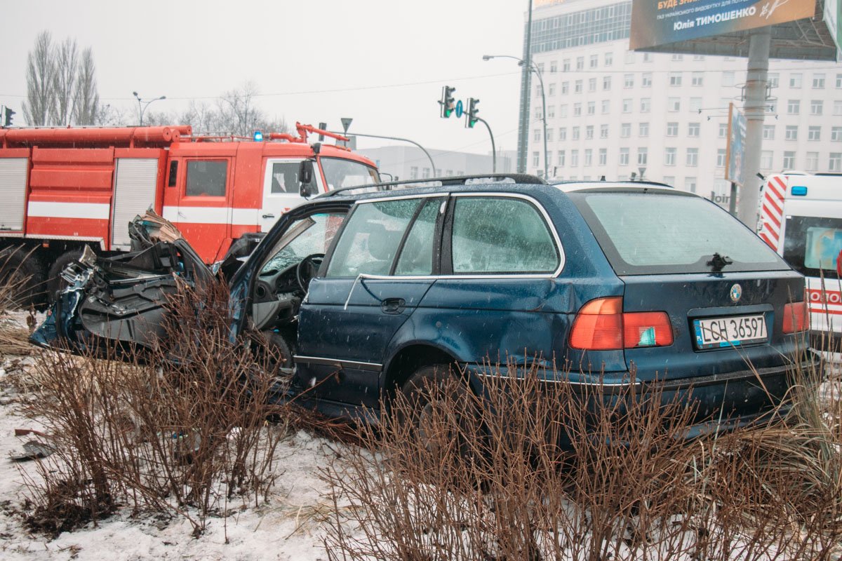 Водителя зажало в салоне машины, его вырезали спасатели при помощи специнструмента