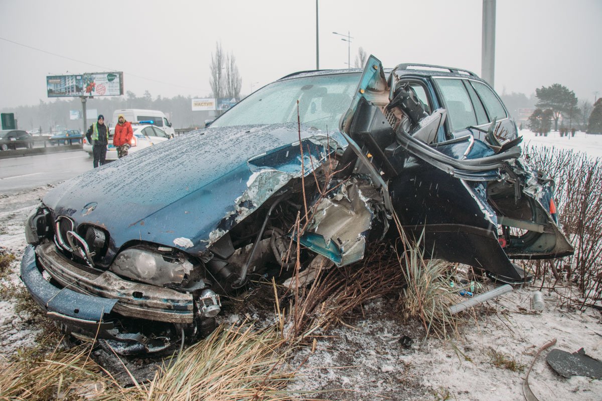 Чтобы уйти от столкновения, водитель легковушки резко вывернул руль, машину занесло