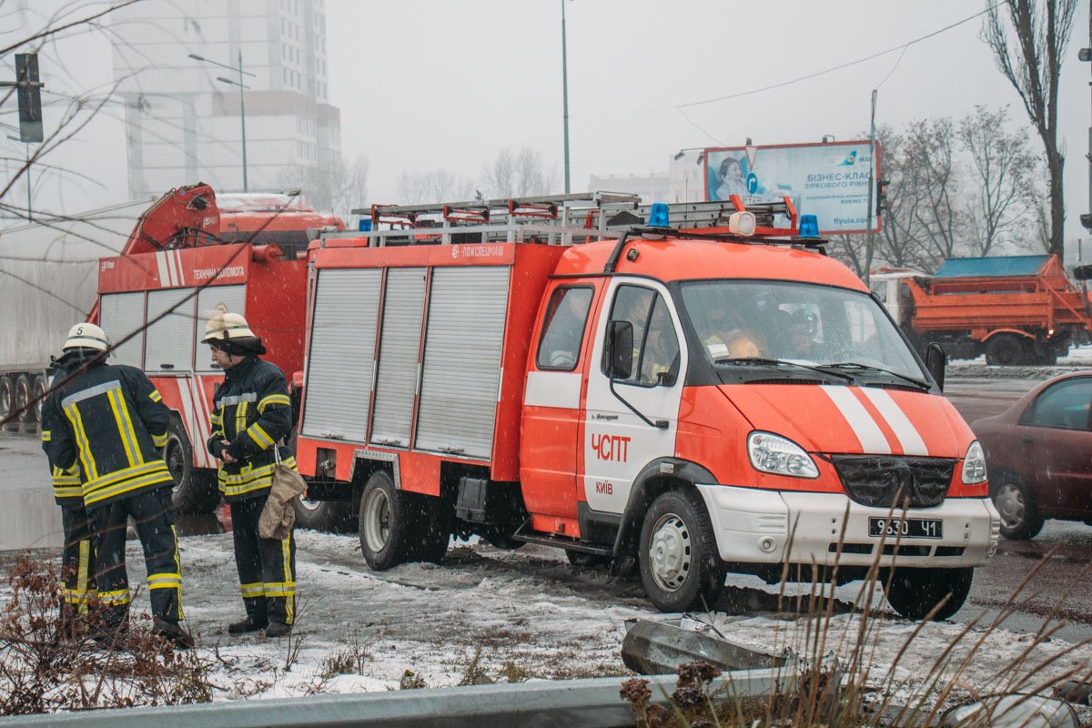Спасатели извлекали мужчину из салона с помощью специнструментов