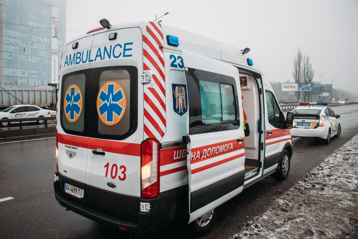 На месте работал экипаж патрульной полиции, две бригады спасателей, "скорая" и следственно-оперативная группа