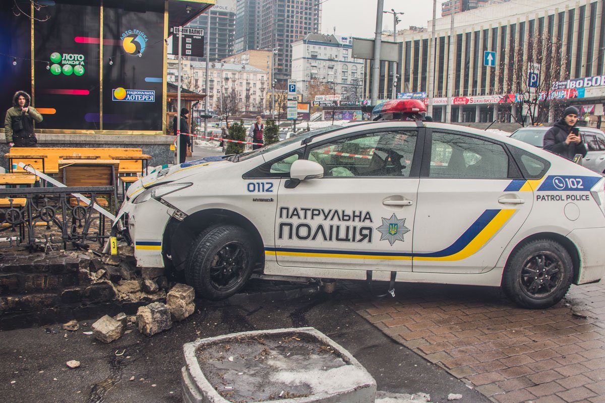 Чтобы уйти от столкновения, полицейским пришлось повернуть руль в сторону, из-за чего они и въехали в кафе