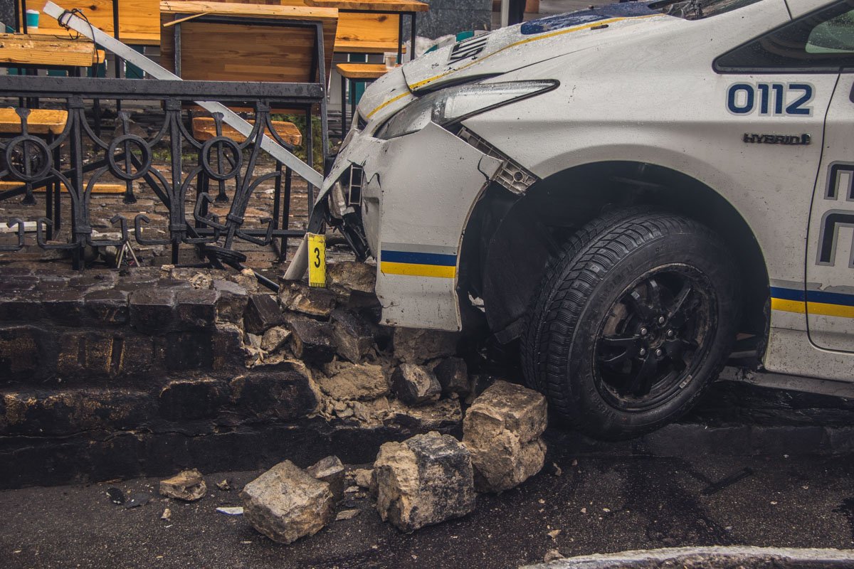 Уходя от столкновения, полицейские сбили пешехода