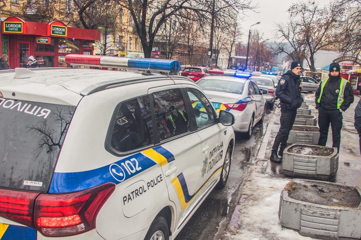 Сбитому мужчине на вид около 45-50 лет