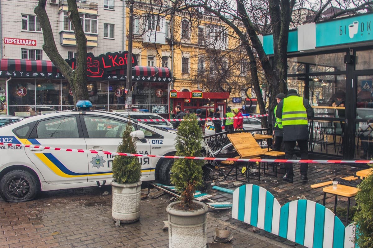 В результате ДТП разрушено ограждение кафе, лавочки и столы которые стояли на террасе